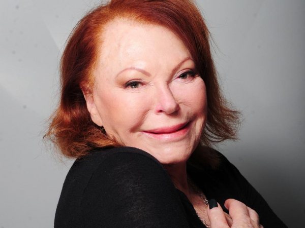 https://www.melody.tv/uploads/generated/actualite/c/5/1300-regine_jai_connu_amanda_lear_en_garcon_600.jpg