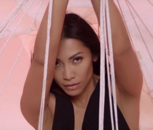 ANGGUN face au vent dans sa nouvelle vidéo