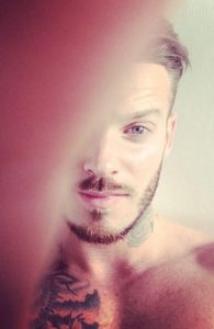 M. POKORA répond aux critiques : "Reprendre Claude FRANÇOIS n'est pas opportuniste"