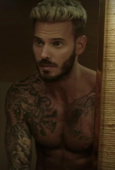 M. POKORA étonne dans le clip de "Comme d'habitude"