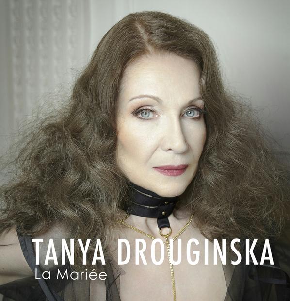 Jean-Michel BERRIAT fait chanter le mannequin senior Tanya DROUGINSKA