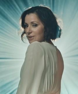 TINA ARENA dévoile son nouveau clip en français