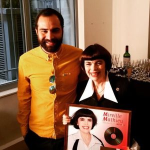 Mireille MATHIEU reçoit un disque d'or pour son Best of