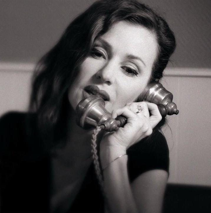 Découvrez le nouveau clip de Tina ARENA : "Je dis call me"