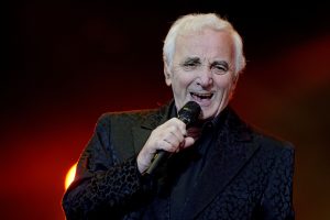 Charles AZNAVOUR évoque le tri des migrants, pas des réfugiés, mais...