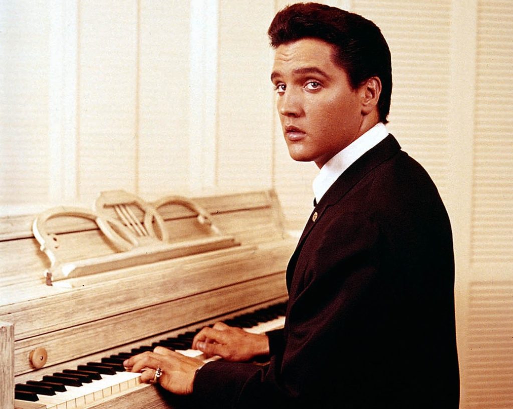 Elvis Presley jouant du piano