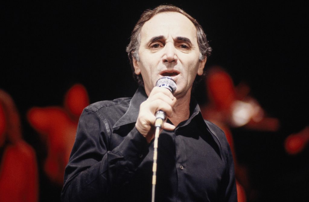 Charles Aznavour chante lors de l'émission "Numéro Un" qui lui est consacrée.