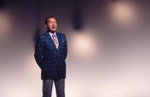 Je chante - Charles Trenet : texte sombre et mélodie gaie