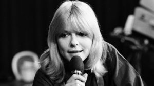 France Gall chantant la déclaration d'amour micro à la main.