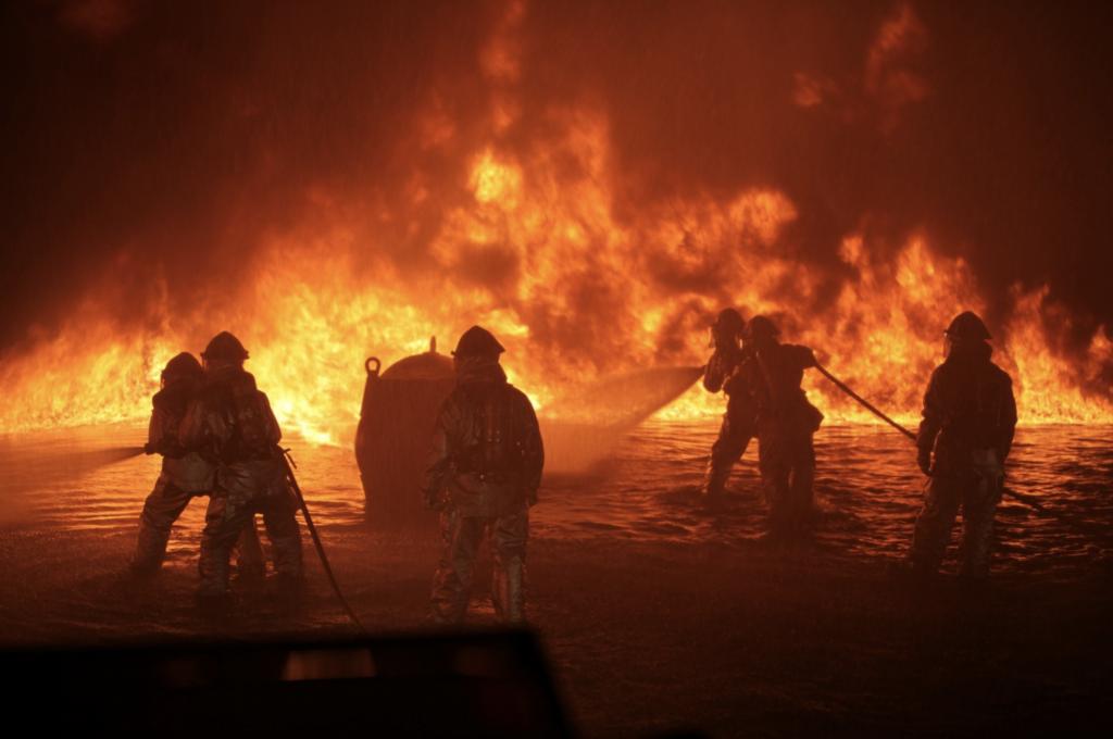 Villeneuve-Loubet : Violent incendie dans un entrepôt, d'importants moyens sur place.